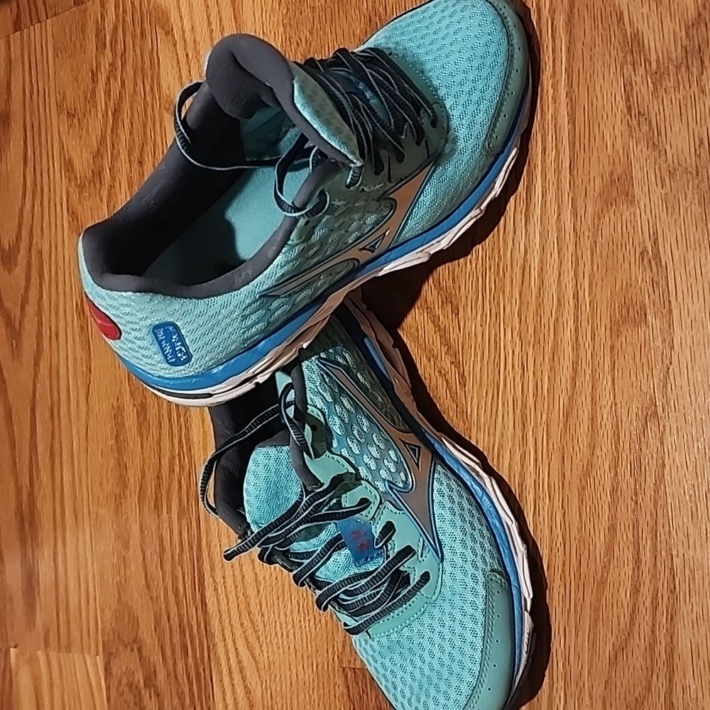 Mizuno Women's Aqua Athletic Shoes